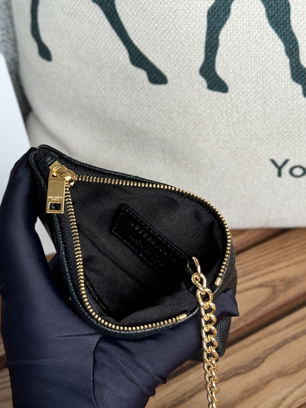 イヴサンローラン財布角部分ディテール